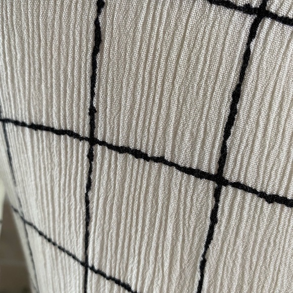 Lush white w/ black pane crinkle, long sleeve, Dropped neck 3- button size Small - Picture 8 of 8